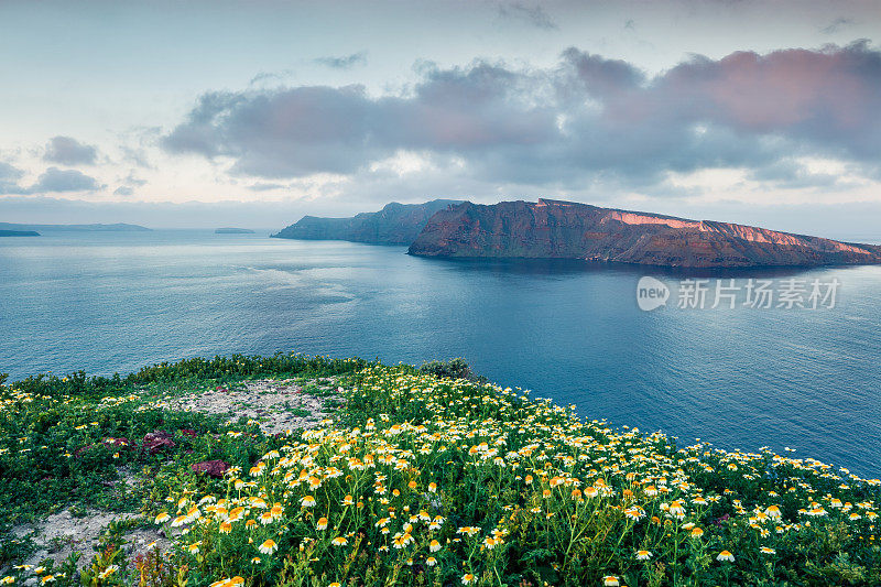 从圣托里尼岛看Nea Kameni岛的春天景色。欧洲希腊克里特岛的清晨海景。有旅游概念背景。艺术风格的后期处理照片。